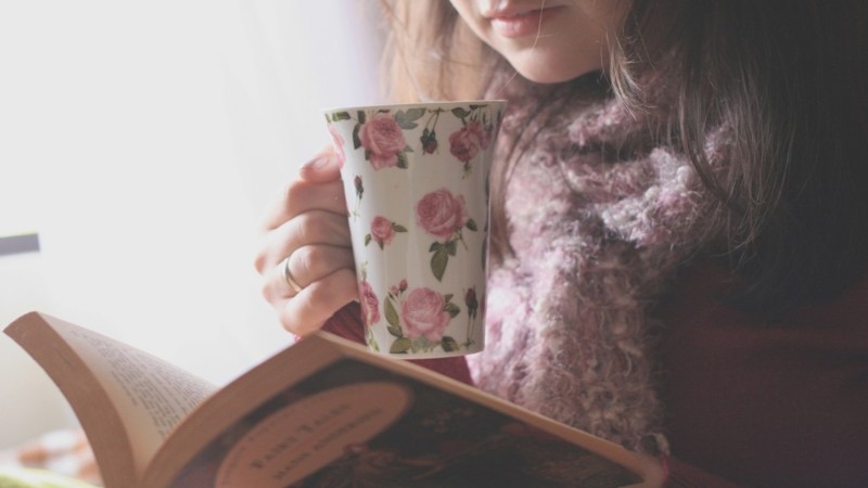 Vừa đọc sách và nhâm nhi một tách trà