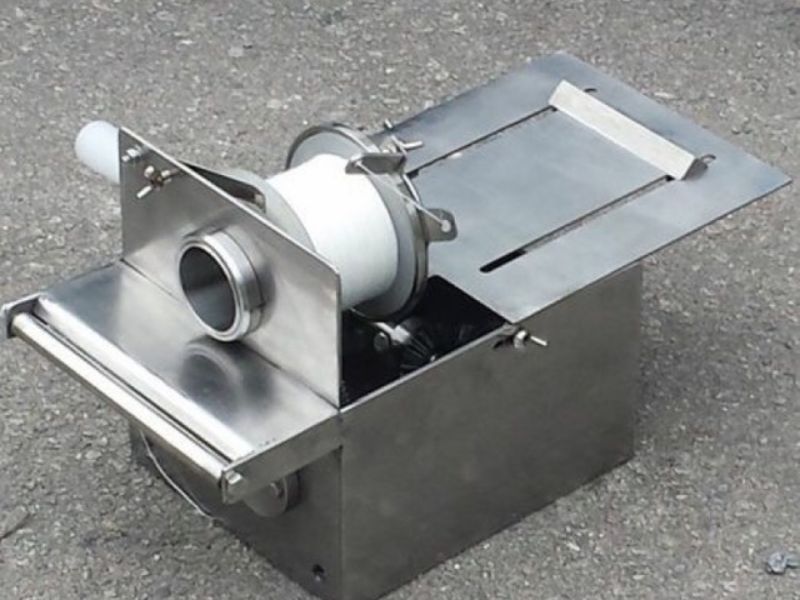 Máy buộc chỉ xúc xích giúp xoắn hoặc buộc đầu đoạn xúc xích sau khi được nhồi đầy nhân
